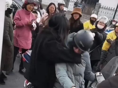 吃瓜围观的路人,围观现场一幕幕