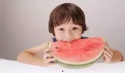 双人蒙眼吃瓜图片,甜蜜瓜果间的趣味对决