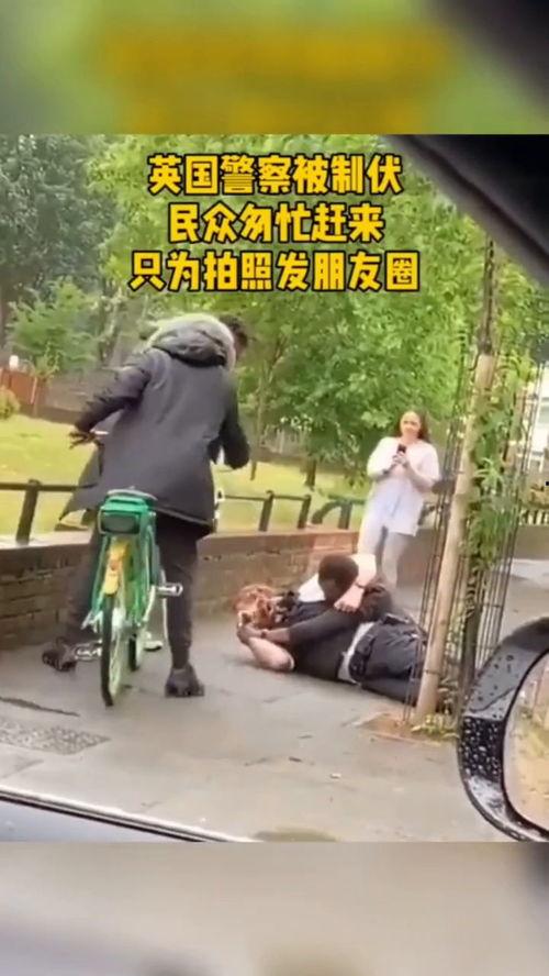 自己举手机吃瓜